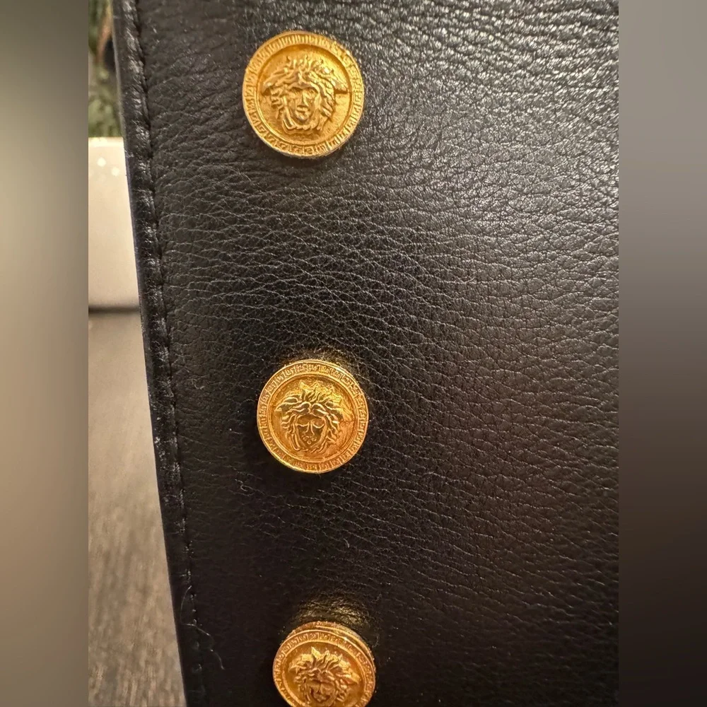 1990s Gianni Versace Couture Medallion Black leather Chain Bag - Picture 3 of 12